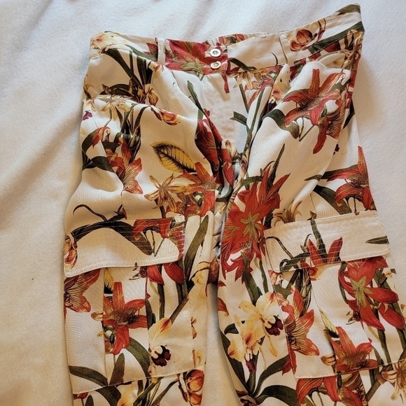 Chico's size 1 (8-10) ankle cream color with floral pants. Has matching belt. - Picture 9 of 15